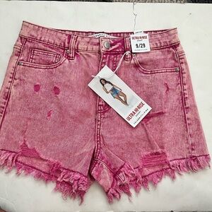 Ultra high-rise denim short. Color: pink distress.